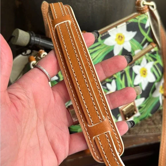 Authentic Dooney & Bourke Floral daffodil leather/coated canvas zip top Crosbody - Picture 4 of 15